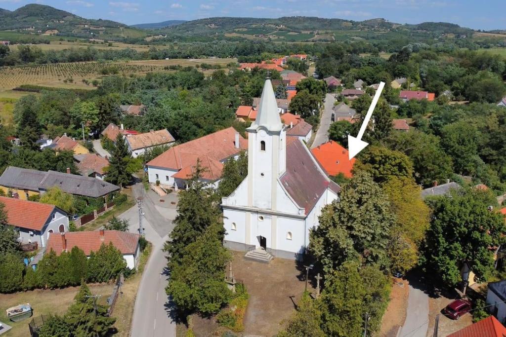 Parokia Apartman Es Coworking A Balaton Mellett Kaptalantoti Экстерьер фото