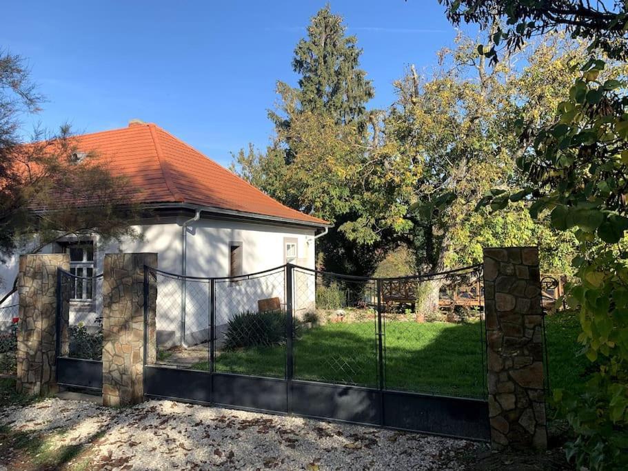 Parokia Apartman Es Coworking A Balaton Mellett Kaptalantoti Экстерьер фото